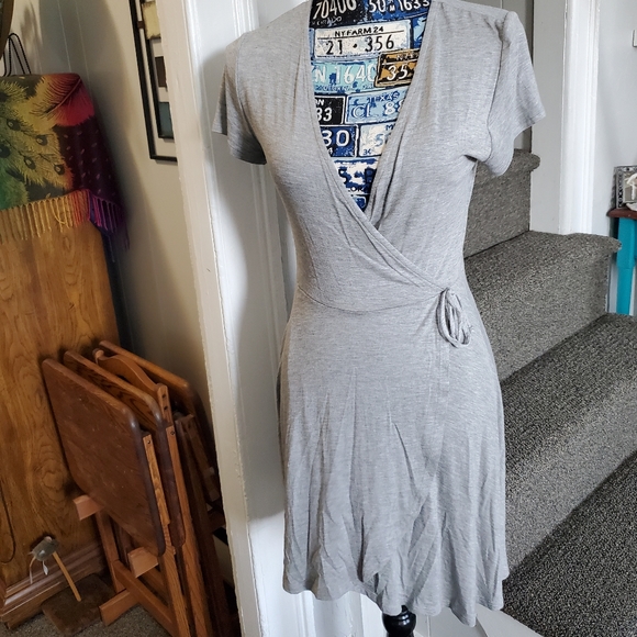 ROLLER COASTER~ GRAY SHORT SLEEVE V-NECK WRAP DRESS! - Picture 11 of 16